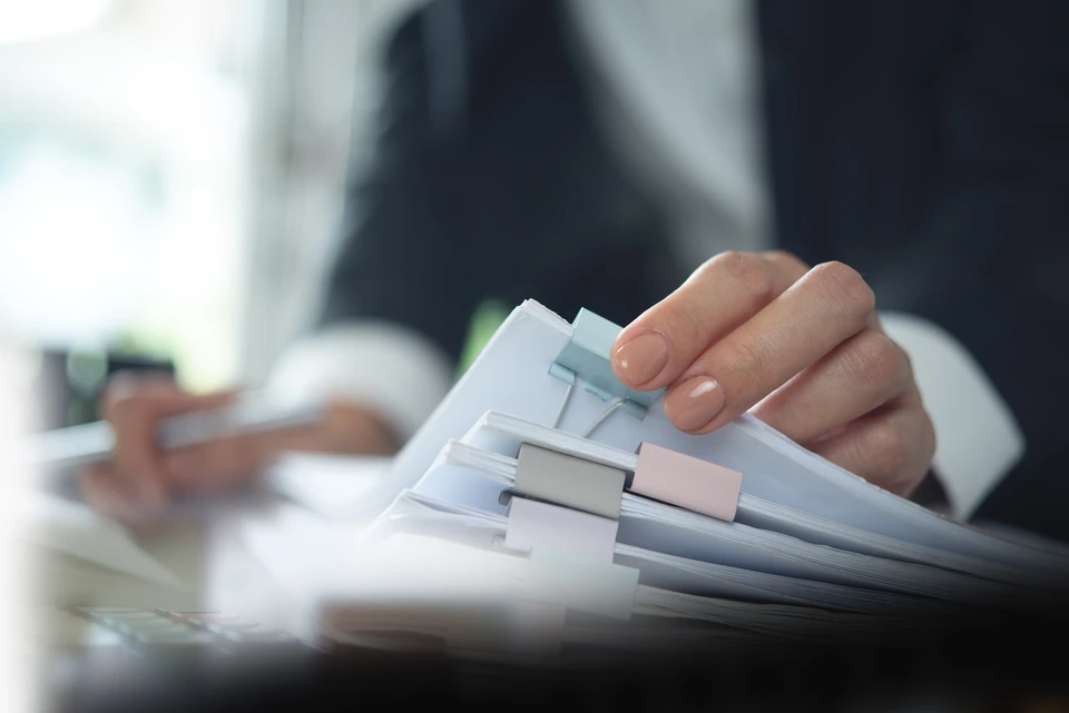 Bureau moderne avec professionnel en chemise blanche travaillant sur documents financiers