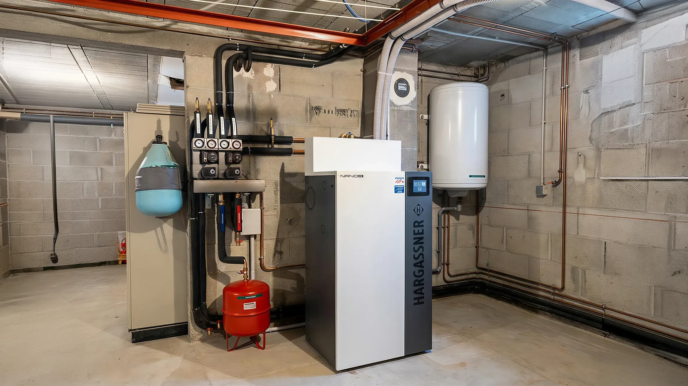 Local technique moderne avec chaudi&egrave;re cylindrique grise, r&eacute;seau de canalisations blanches avec vannes de r&eacute;gulation, collecteur de distribution, vase d'expansion bleu