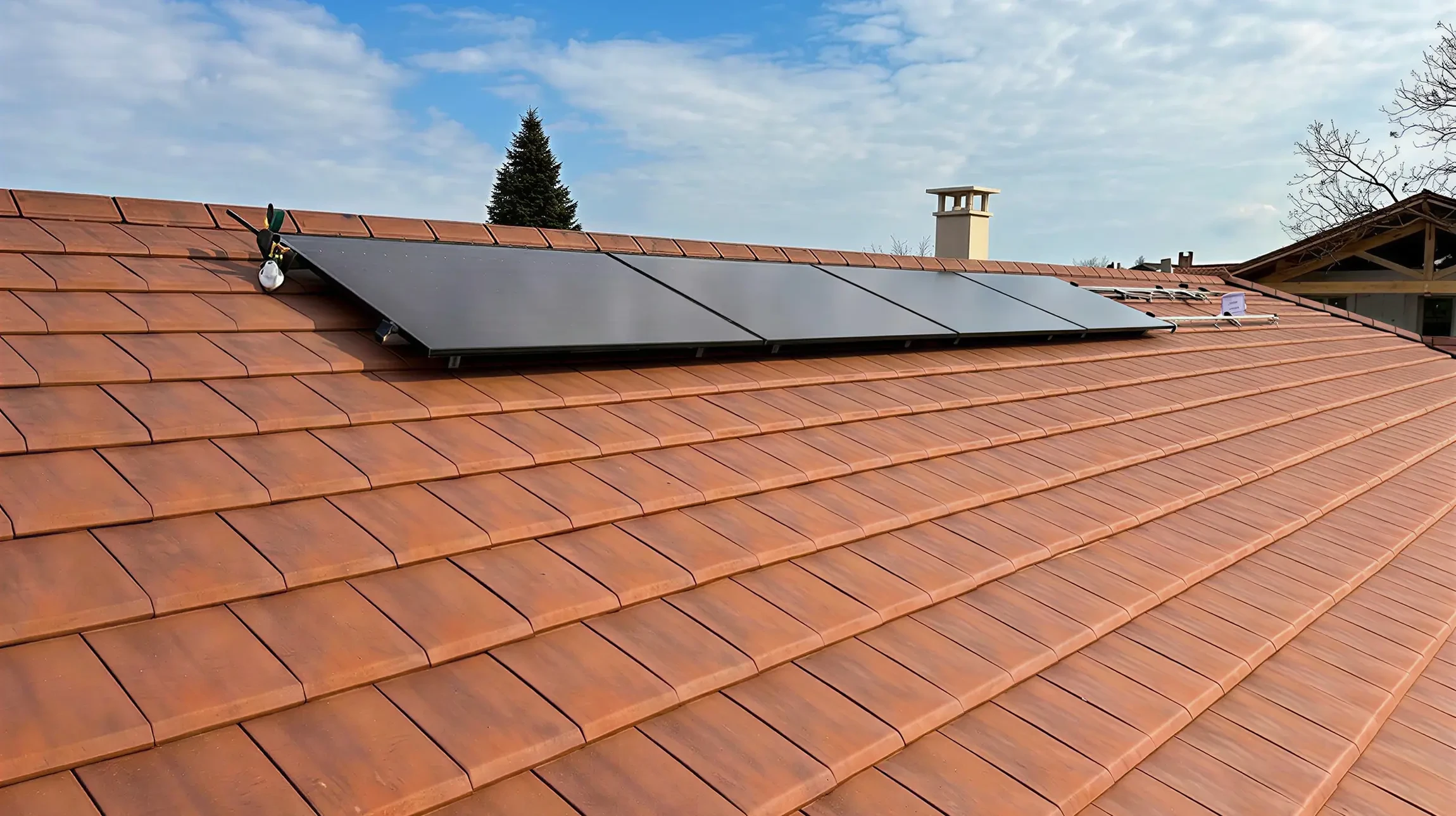 Sc&egrave;ne ext&eacute;rieure de travail sur toiture avec installation de panneaux solaires